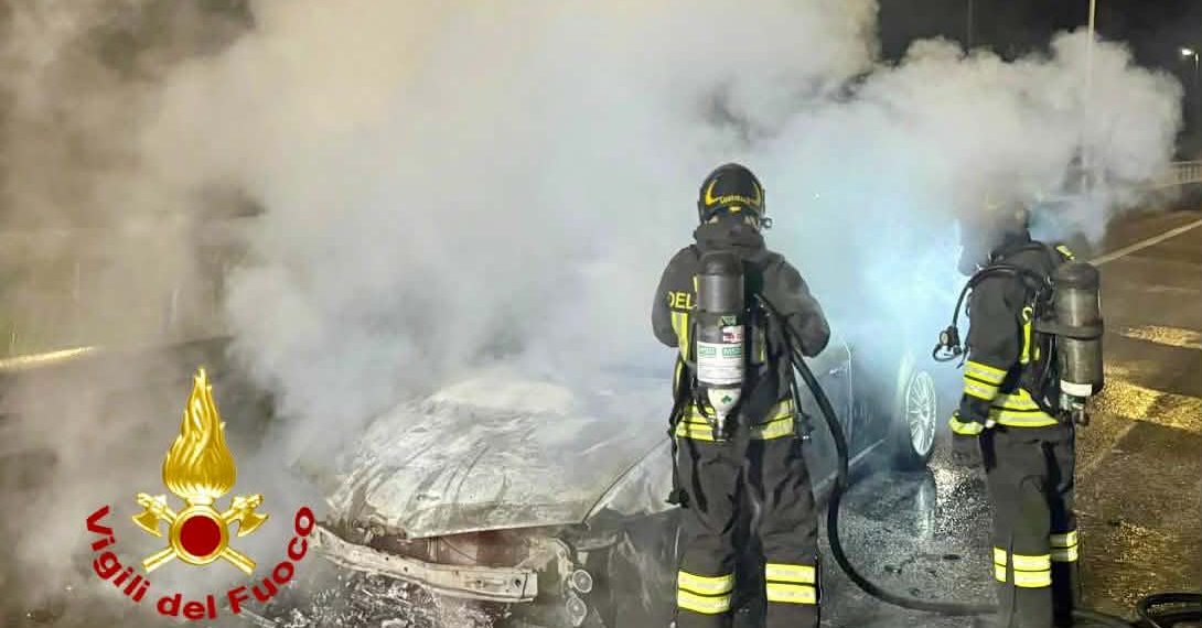 Auto in fiamme durante la marcia a Olbia, conducente si salva