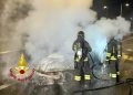 Auto in fiamme durante la marcia a Olbia, conducente si salva