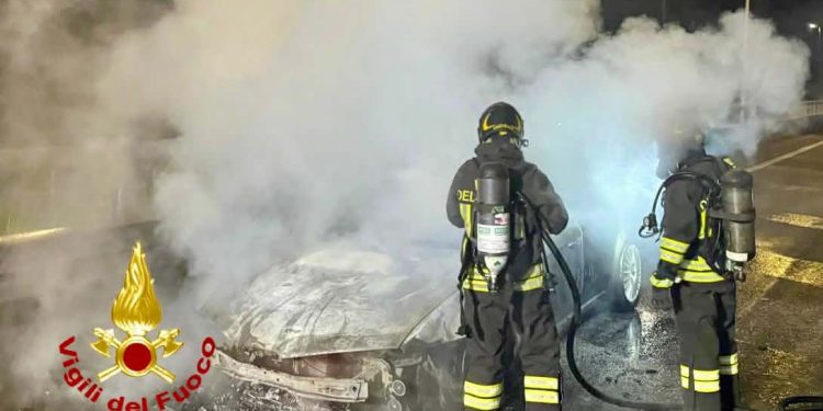 Auto in fiamme durante la marcia a Olbia, conducente si salva