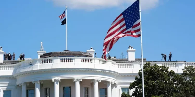 Furgone si schianta contro barriera a Washington, chiusa area Casa Bianca