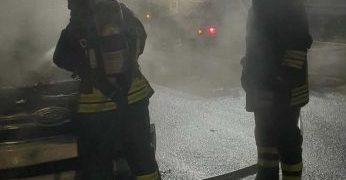 Nuoro, tre auto in fiamme nella notte: Non si esclude la natura dolosa