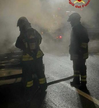 Nuoro, tre auto in fiamme nella notte: Non si esclude la natura dolosa