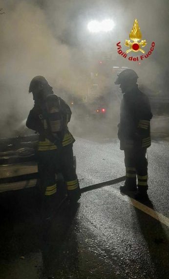 Nuoro, tre auto in fiamme nella notte: Non si esclude la natura dolosa