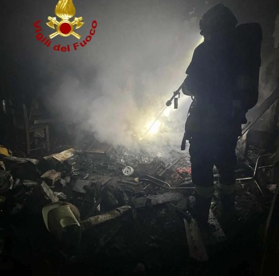 Abitazione in fiamme a Orroli: bruciato vivo un cagnolino