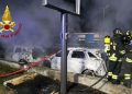 Terrore nella notte ad Alghero, incendio vicino all’aeroporto: 14 auto distrutte