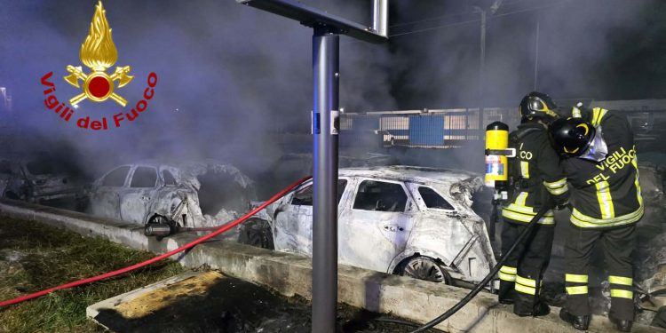 Terrore nella notte ad Alghero, incendio vicino all’aeroporto: 14 auto distrutte