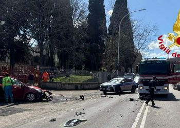 Scontro tra due auto a Sassari: una donna estratta dalle lamiere