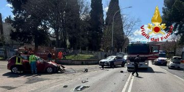 Scontro tra due auto a Sassari: una donna estratta dalle lamiere