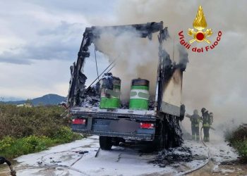 Olbia, in fiamme semirimorchio: in azione i Vigili del Fuoco