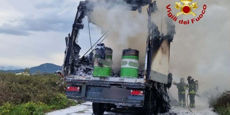 Olbia, in fiamme semirimorchio: in azione i Vigili del Fuoco
