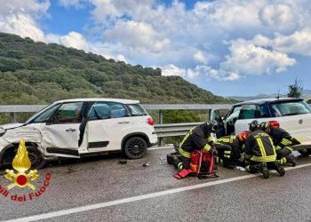 Scontro tra due auto in Gallura: tre feriti