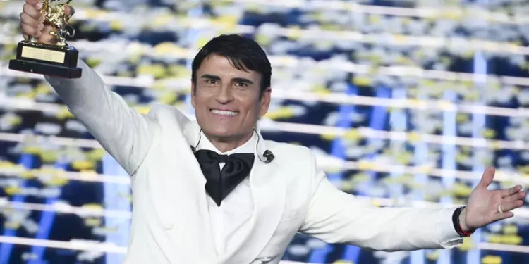 Sal Da Vinci trionfa a Sanremo 2026, a Stefano De Martino le chiavi del 2027