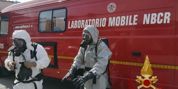 Sestu, esalazioni tossiche mentre lavora in un magazzino: ricoverato in ospedale
