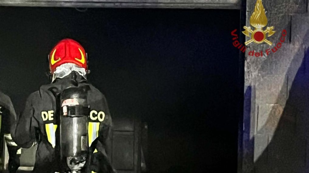 Paura a Guspini, in fiamme garage: evacuata palazzina