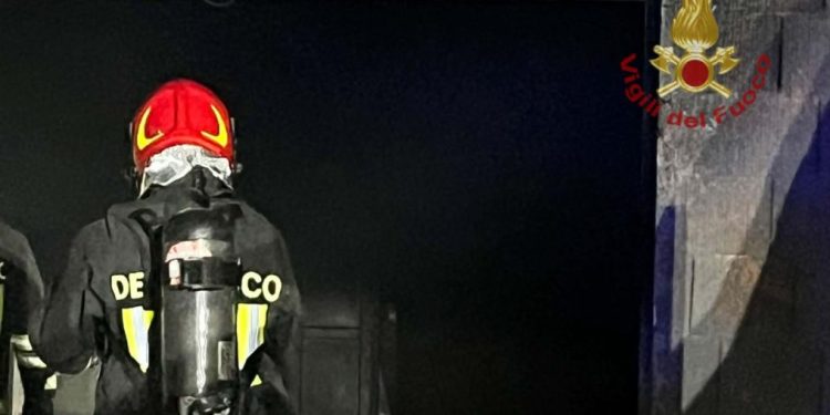 Paura a Guspini, in fiamme garage: evacuata palazzina