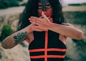 Dalila Kayros in concerto al Fabrik di Cagliari sabato 21 marzo alle 22 con “Khthonie”