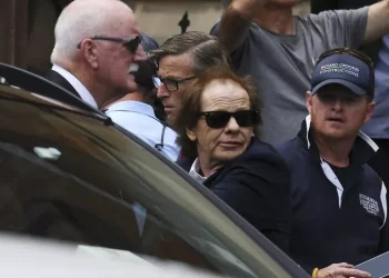 Il chitarrista degli Ac/Dc ricoverato a Buenos Aires