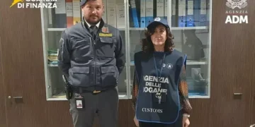 In valigia 160mila euro in contanti ma ne dichiara poco più di mille