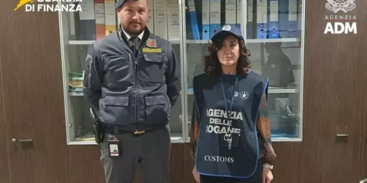 In valigia 160mila euro in contanti ma ne dichiara poco più di mille