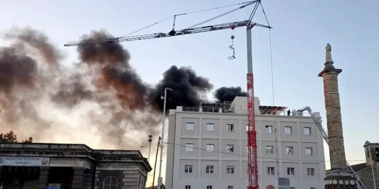 Incendio all’ex hotel Turritania a Sassari in ristrutturazione