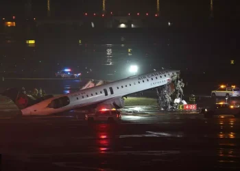 Incidente su pista tra aereo e veicolo, sospesi i voli all’aeroporto LaGuardia di New York