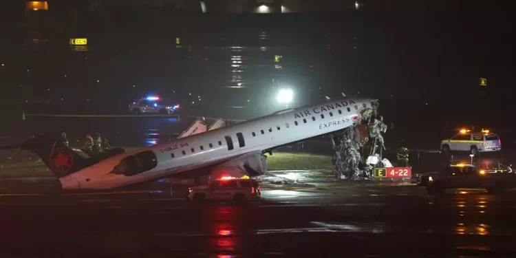 Incidente su pista tra aereo e veicolo, sospesi i voli all’aeroporto LaGuardia di New York