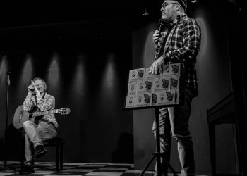 A Cagliari Luca Maciacchini porta il “Nuovo Cantacronache”: musica impegnata e riflessioni a voce alta