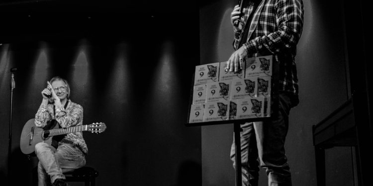 A Cagliari Luca Maciacchini porta il “Nuovo Cantacronache”: musica impegnata e riflessioni a voce alta