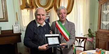 Oristano ha un nuovo centenario, festa per Nino Manis