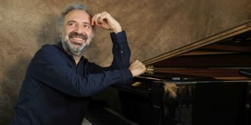 Stefano Bollani in concerto per piano solo il 29 luglio, nella splendida cornice dell’area archeologica di Tharros