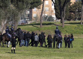 Commemorazione degli anarchici a Roma vietata: camionette della polizia, 60 militanti identificati e portati via