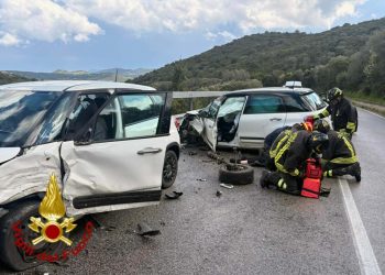 Scontro tra due auto in Gallura: tre feriti