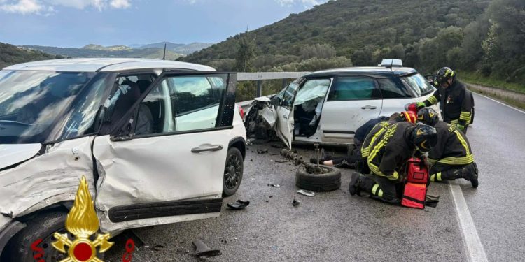 Scontro tra due auto in Gallura: tre feriti