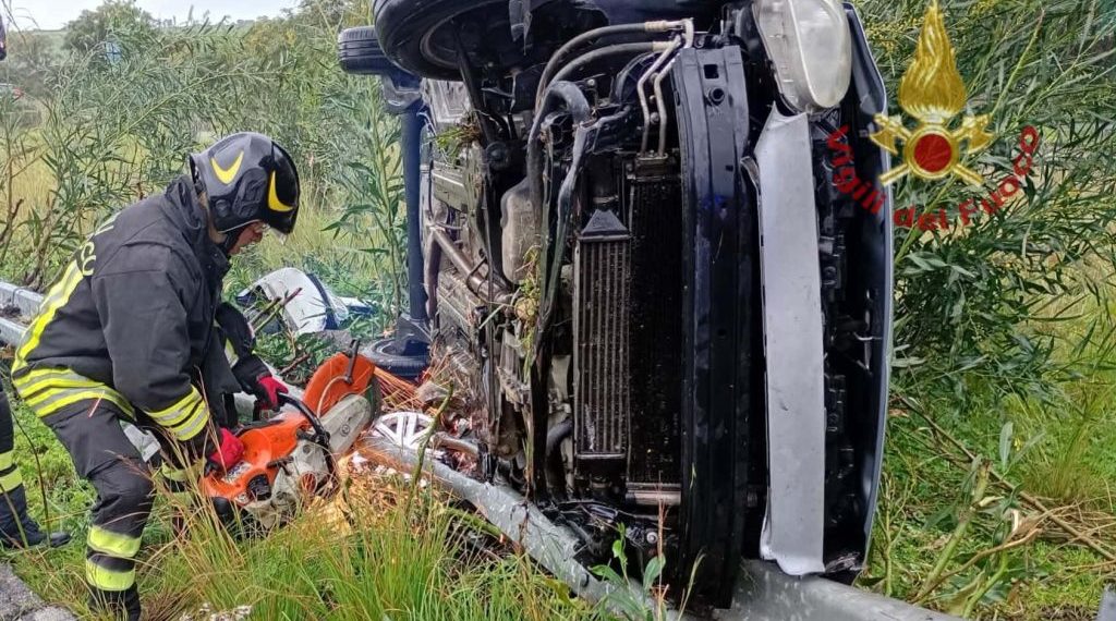 Esce di strada e si ribalta: un ferito sulla SS 195