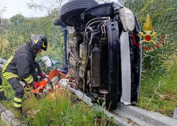 Esce di strada e si ribalta: un ferito sulla SS 195