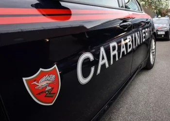 Insegnante accoltellata davanti a scuola da uno studente, è grave