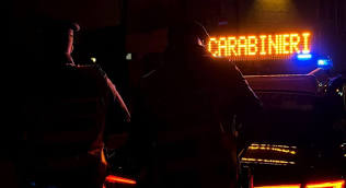 Paura a Carbonia, tenta di travolgere con l’auto un carabiniere e fugge al posto di blocco