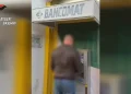 Rubano gioielli e bancomat ad anziana: arrestati
