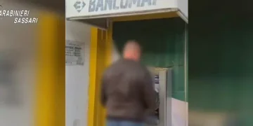 Rubano gioielli e bancomat ad anziana: arrestati