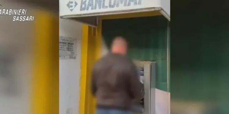 Rubano gioielli e bancomat ad anziana: arrestati