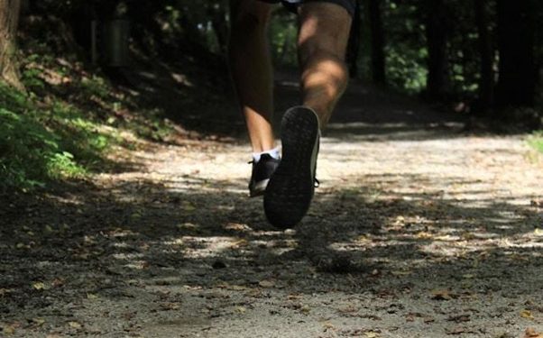 Primavera, voglia di movimento: come ripartire con lo sport senza farsi male