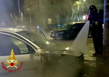 Auto in fiamme nella notte a Sassari, intervento dei Vigili del Fuoco