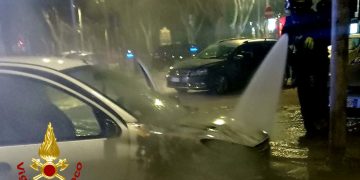 Auto in fiamme nella notte a Sassari, intervento dei Vigili del Fuoco