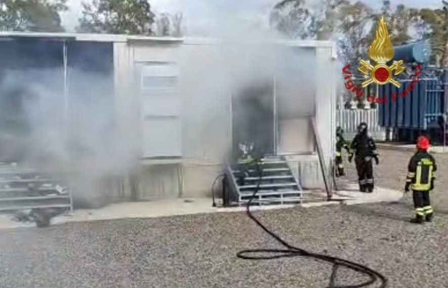 Macchiareddu, in fiamme una cabina elettrica di media tensione