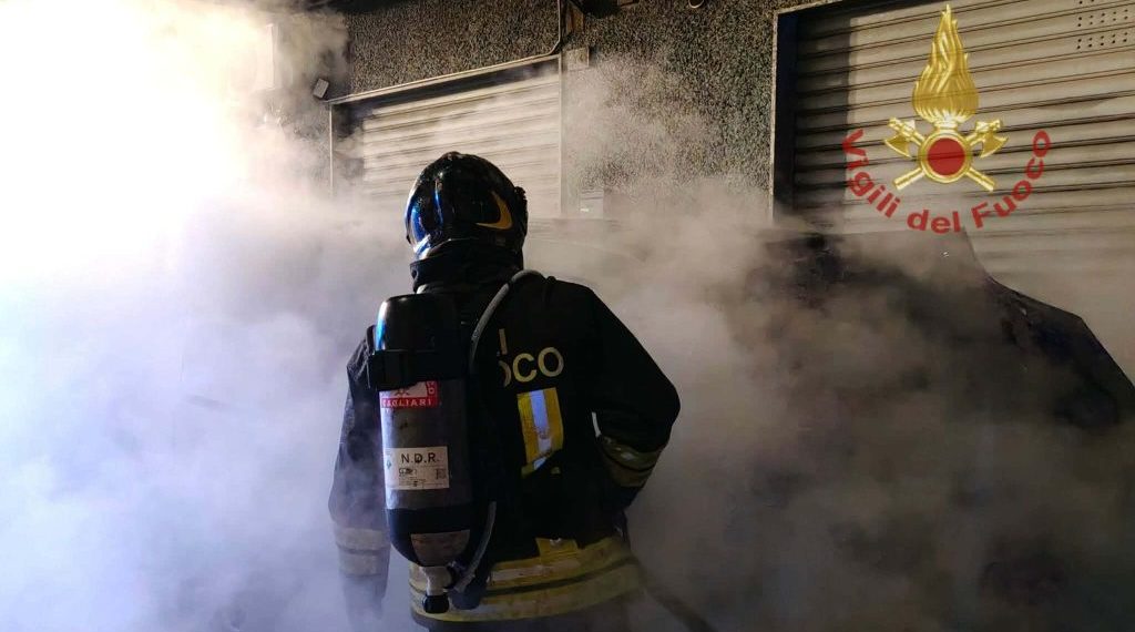 Notte impegnativa per i Vigili del Fuoco: auto e scooter in fiamme a Cagliari e Quartu
