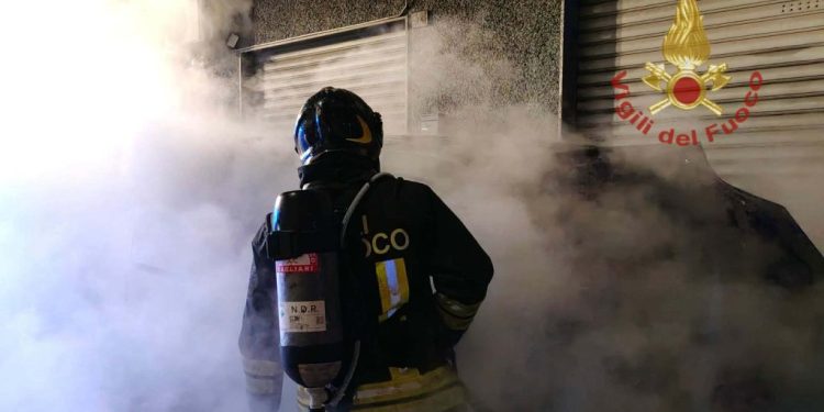 Notte impegnativa per i Vigili del Fuoco: auto e scooter in fiamme a Cagliari e Quartu