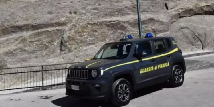 Sassarese vittima di una truffa online, denunciato un broker in Sicilia