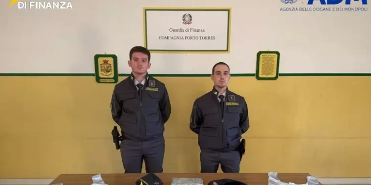 Porto Torres, sbarca dal traghetto con 2,5 kg di cocaina