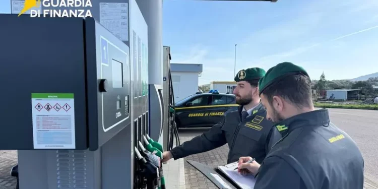 Controlli Gdf in distributori carburanti nel Sassarese, 10 fuori norma