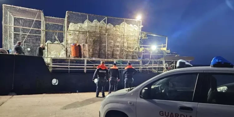 Pesca in acque italiane senza autorizzazione, bloccato peschereccio delle Azzorre